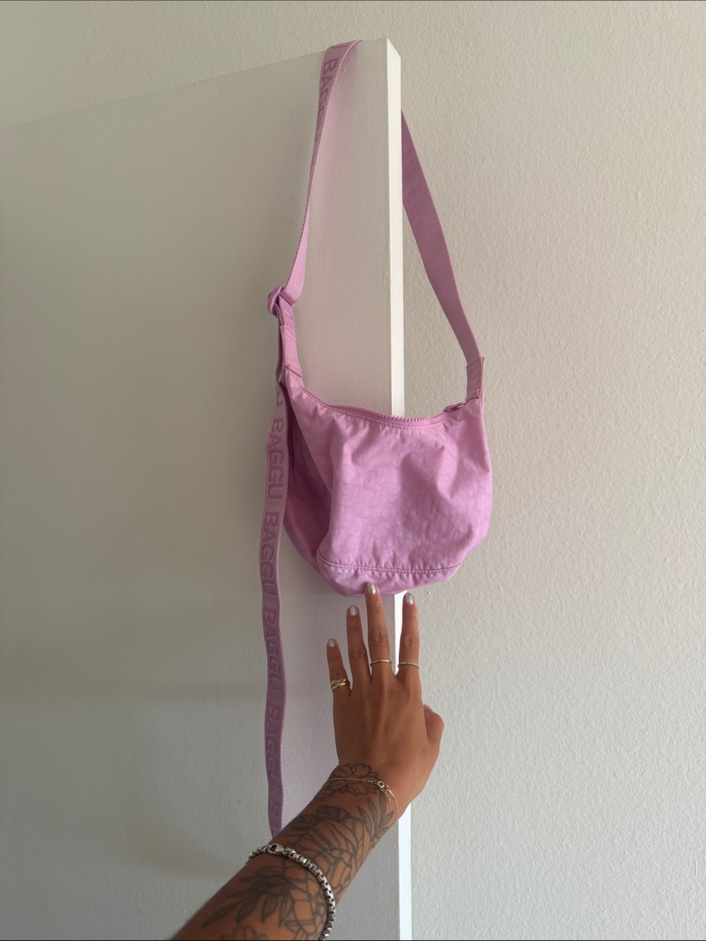 baggu small crescent bag - peony